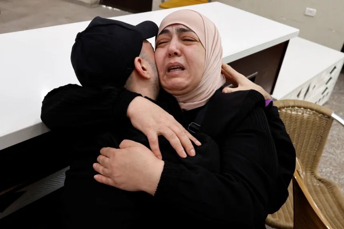 Un palestino se abraza con un familiar en Ramallah, Ribera Occidental, después de ser liberado de una cárcel israelí, el lunes.
