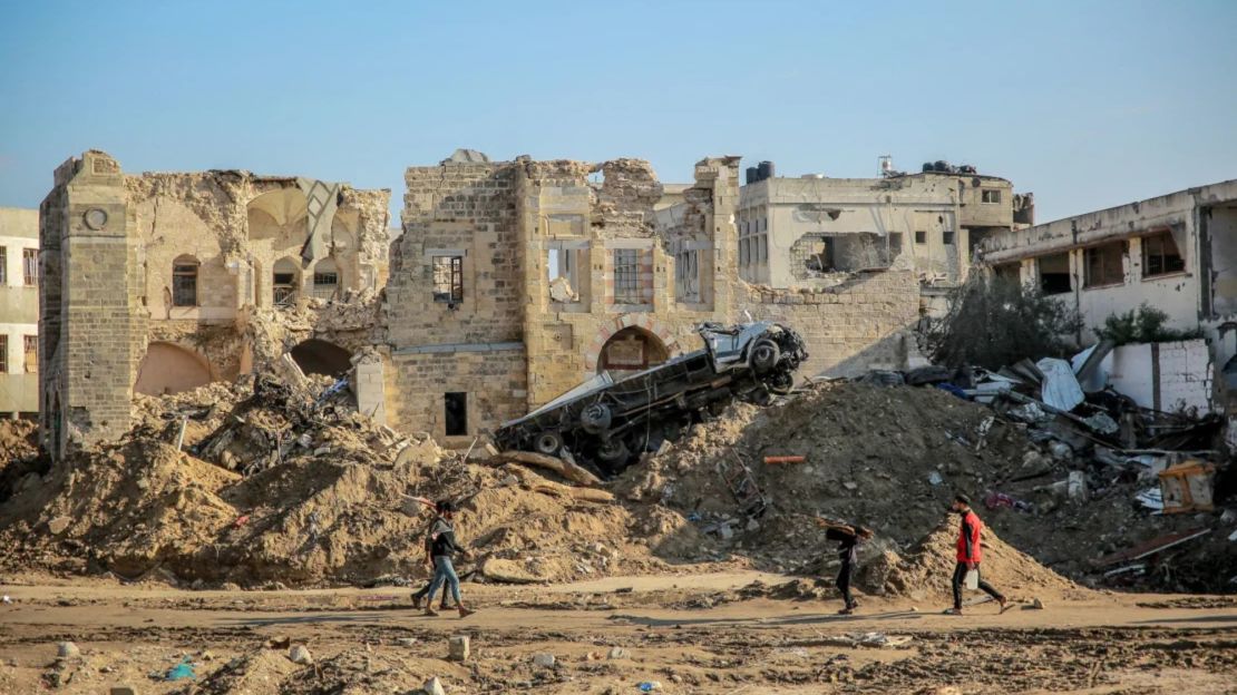 Personas caminan frente al Qasr al-Basha del siglo XVII en la ciudad de Gaza, también conocido como el Palacio del Pachá, el 5 de enero de 2024. El sitio, también conocido como el castillo de la dinastía Radwan, fue dañado en un bombardeo israelí durante las batallas en curso con Hamas.