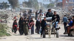 Los palestinos abandonan Beit Hanun, en el norte de la Franja de Gaza, con sus pertenencias, en dirección a la ciudad de Gaza siguiendo las órdenes de evacuación israelíes del 19 de marzo.