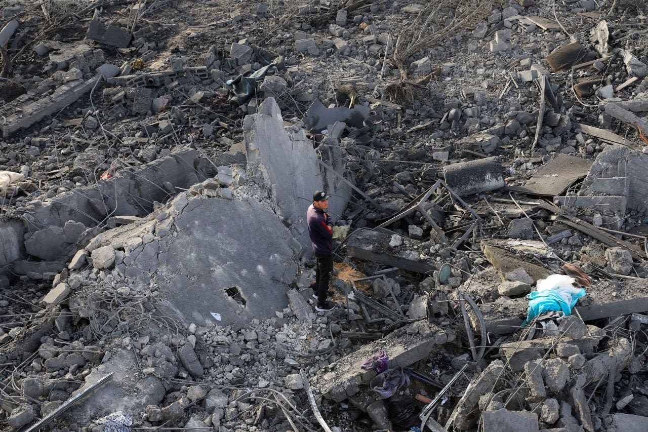 Un hombre permanece entre los escombros de una casa destruida por un ataque israelí en Khan Younis, al sur del enclave de Gaza, el jueves 15 de mayo de 2025.