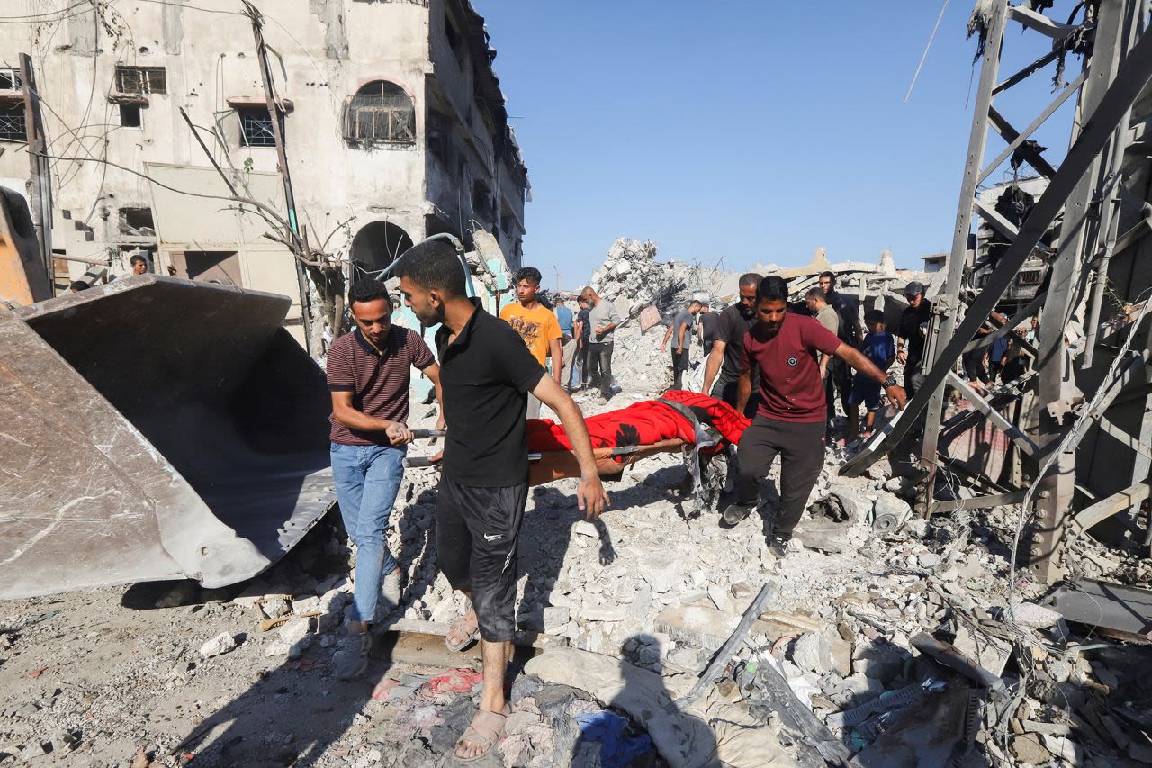 Palestinos cargan a una víctima en el lugar de un ataque israelí nocturno en Gaza este miércoles.