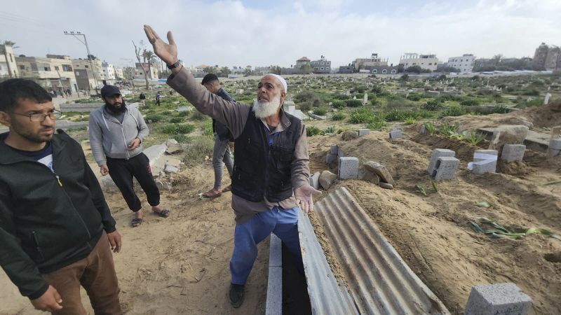 Няма останало място за тела, казва гробар, който е наблюдавал половината от погребенията в Газа