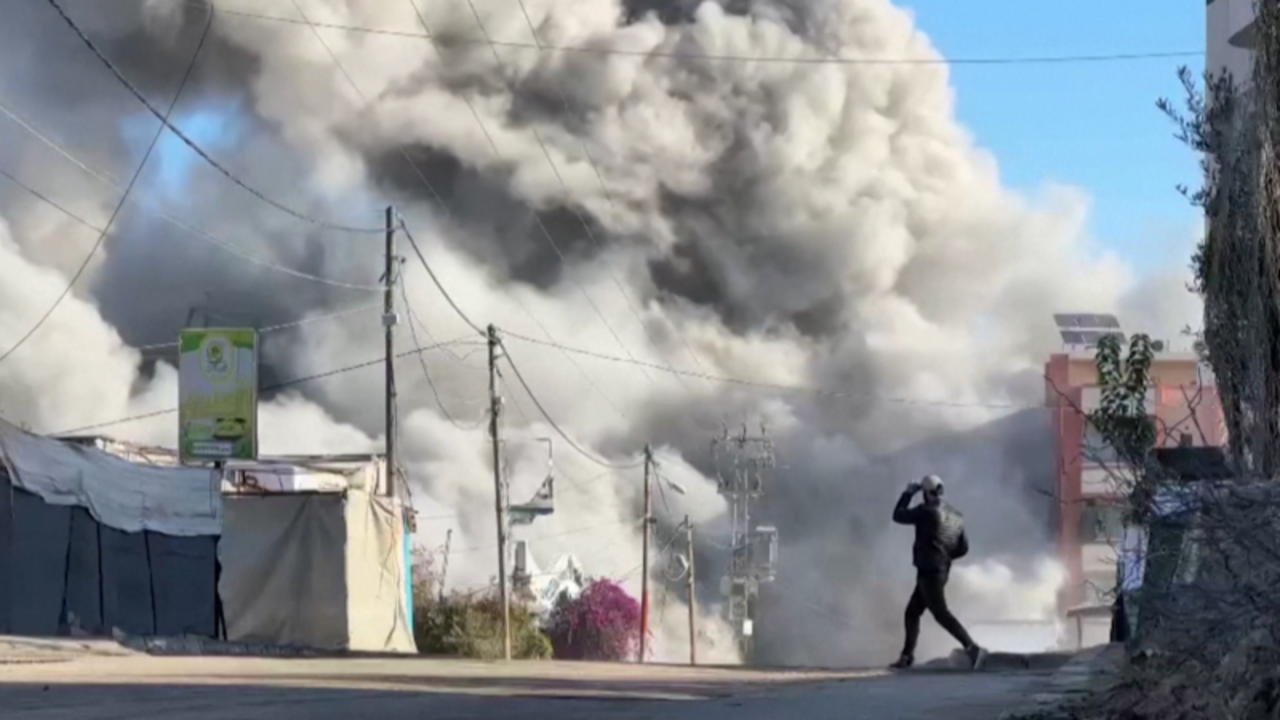 Un video captó el momento en que los ataques aéreos israelíes golpean edificios en Nuseirat, en el centro de Gaza. El Ministerio de Salud de Gaza dijo que al menos 23 personas murieron el jueves.