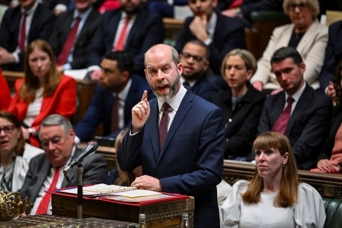 El secretario de Comercio del Reino Unido, Jonathan Reynolds, declaró el sábado al Parlamento que las "circunstancias excepcionales" requieren "medidas excepcionales".