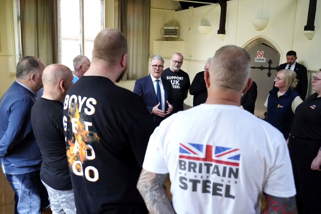 El primer ministro del Reino Unido, Keir Starmer, visitó a trabajadores siderúrgicos en un ayuntamiento de Lincolnshire, cerca de Scunthorpe, el sábado.