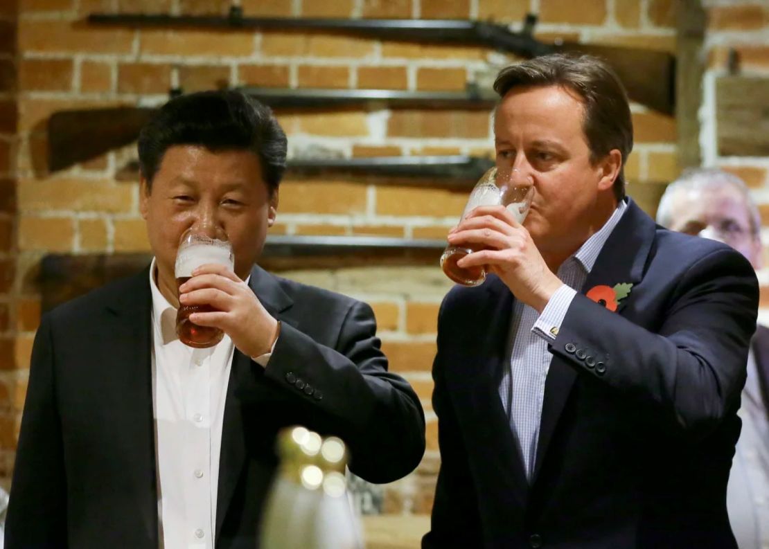 El entonces primer ministro del Reino Unido, David Cameron, tomó una pinta de cerveza con Xi Jinping en un pub de Buckinghamshire en 2015.