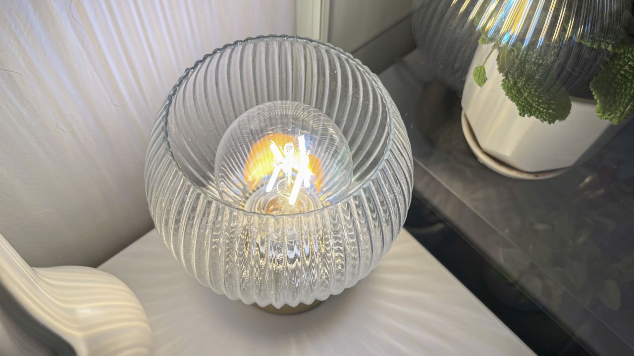 geeni-smart-bulb-brittney-8-cnnu.jpg