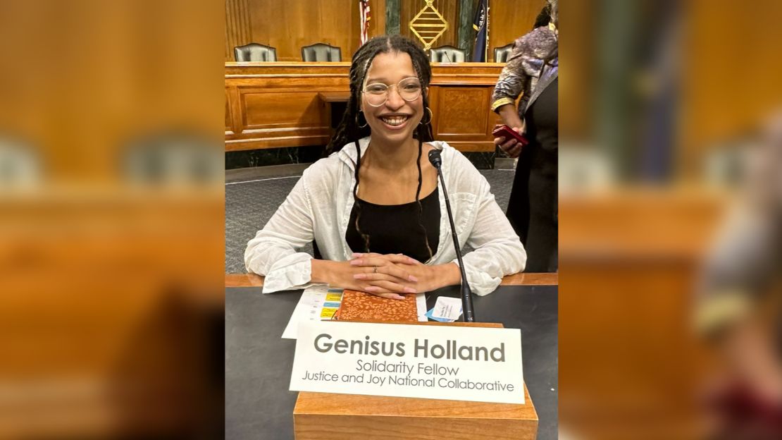 Genisus Holland tiene un trabajo, es estudiante y defiende a las mujeres de color con Justice for Joy.