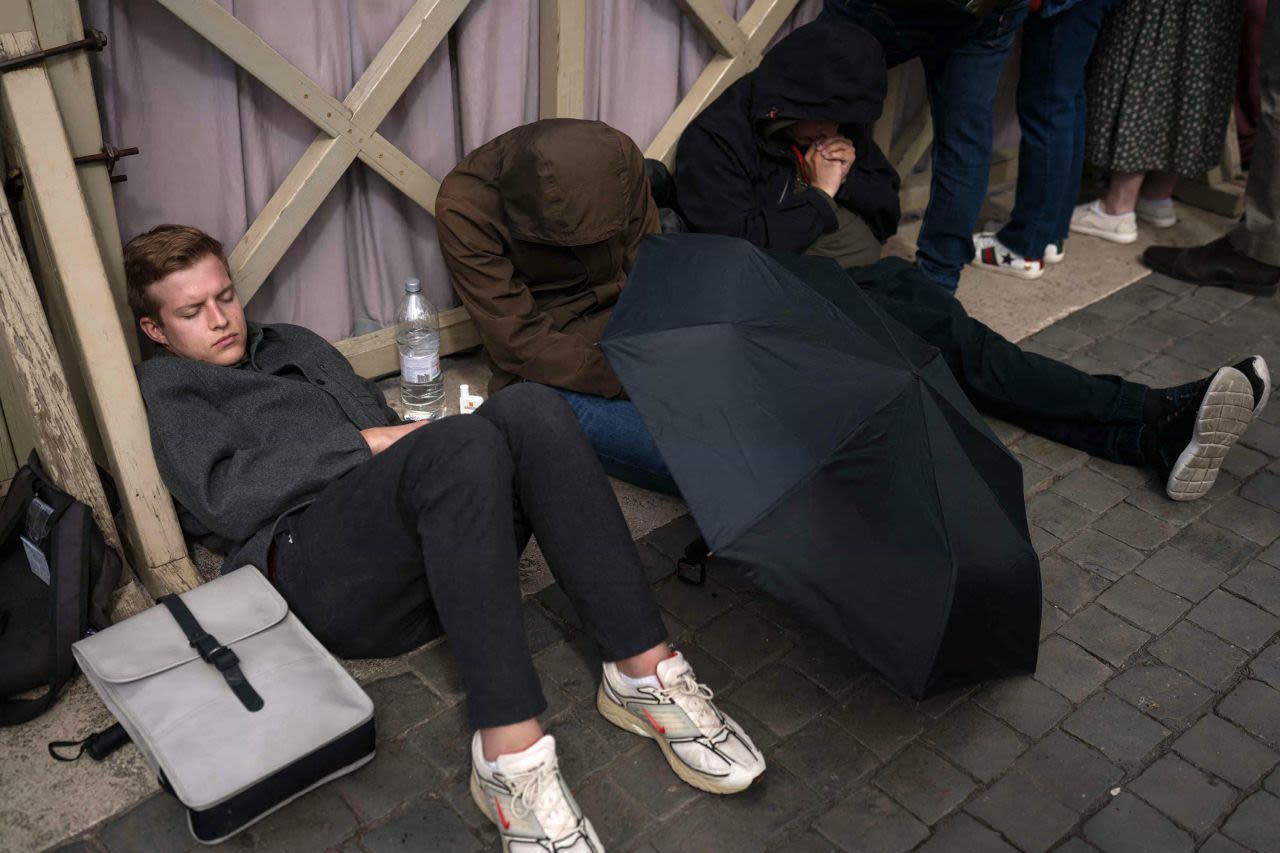 La gente duerme en la Plaza de San Pedro el jueves.