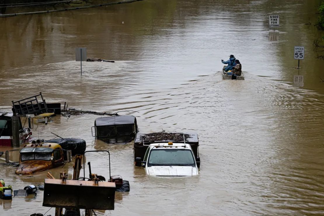 La gente en un bote navega por una carretera inundada el domingo en Frankfort, Kentucky.