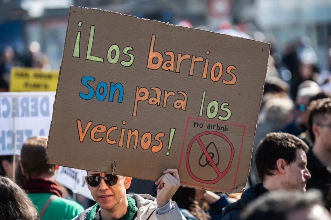 Un hombre porta un cartel contra Airbnb durante una manifestación, en Madrid, a principios de este año.