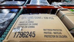 Una caja llena de protectores de colchón fabricados en China se encuentra en un estante a la venta en una tienda de la ciudad de Washington  el 8 de abril de 2025. China prometió el martes "luchar hasta el final" después de que el presidente estadounidense, Donald Trump, amenazara con aumentar aún más los aranceles. Sin embargo, la UE advirtió contra la escalada de una guerra comercial que ha sacudido los mercados globales. Trump ha trastocado la economía mundial con aranceles radicales que han hecho temer una recesión internacional, pero ha descartado cualquier pausa en su agresiva política comercial a pesar de una drástica caída del mercado.