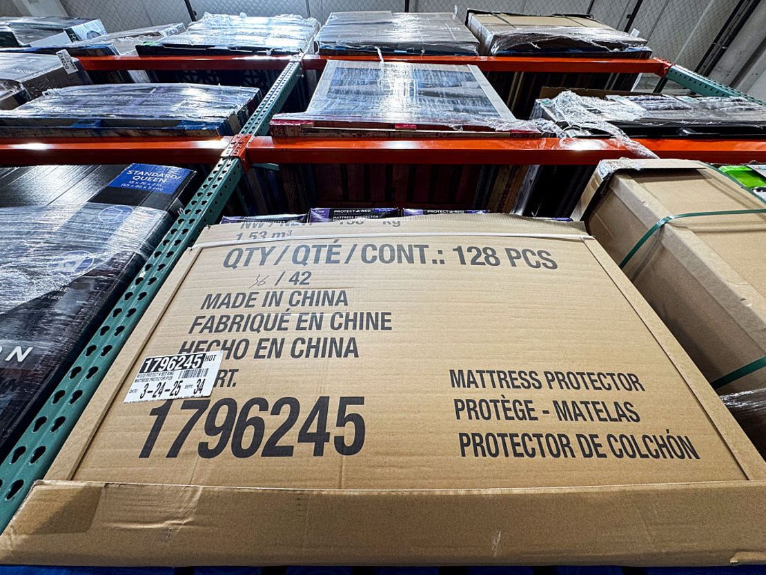 Una caja llena de protectores de colchón fabricados en China se encuentra en un estante a la venta en una tienda de Washington, el 8 de abril de 2025.