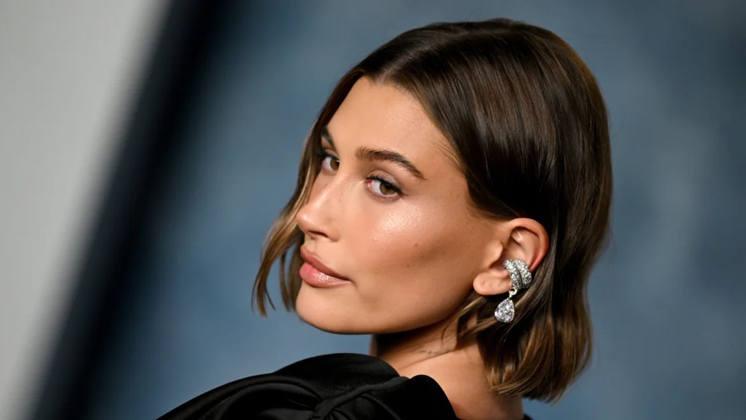 Hailey Bieber asiste a la fiesta de los Oscar de Vanity Fair en Beverly Hills, California, el 12 de marzo de 2023.