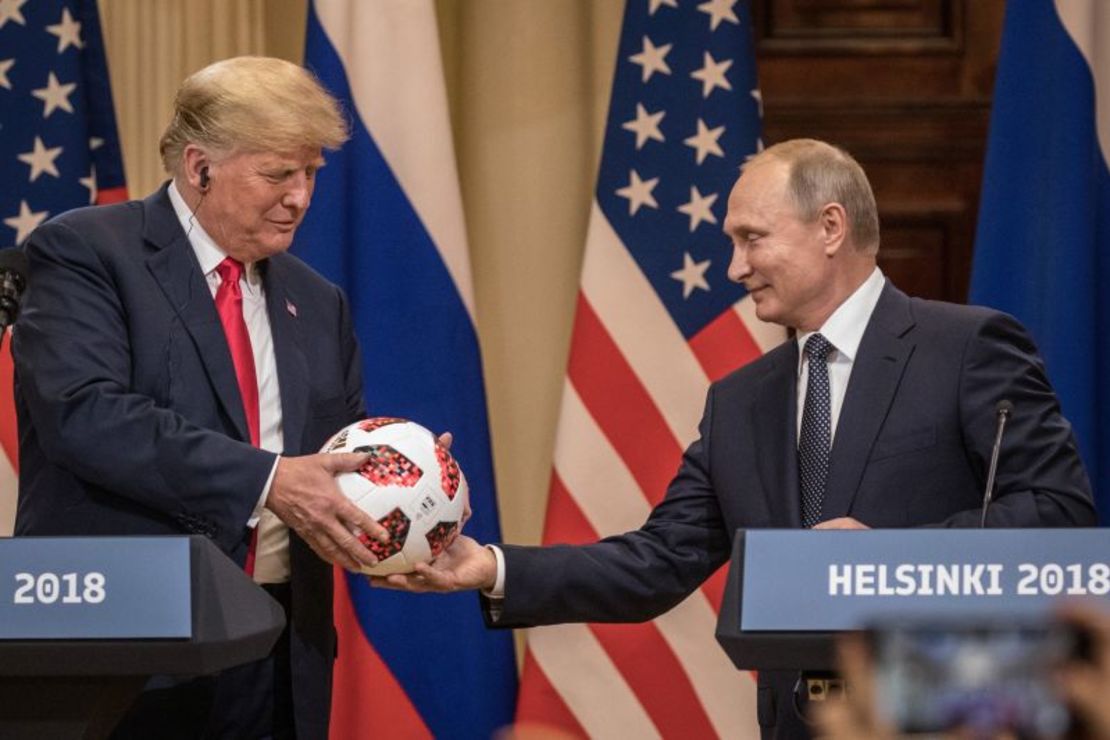 El presidente de Rusia, Vladimir Putin, entrega al presidente de EE.UU., Donald Trump, un balón de fútbol de la Copa Mundial el 16 de julio de 2018 en Helsinki, Finlandia.
