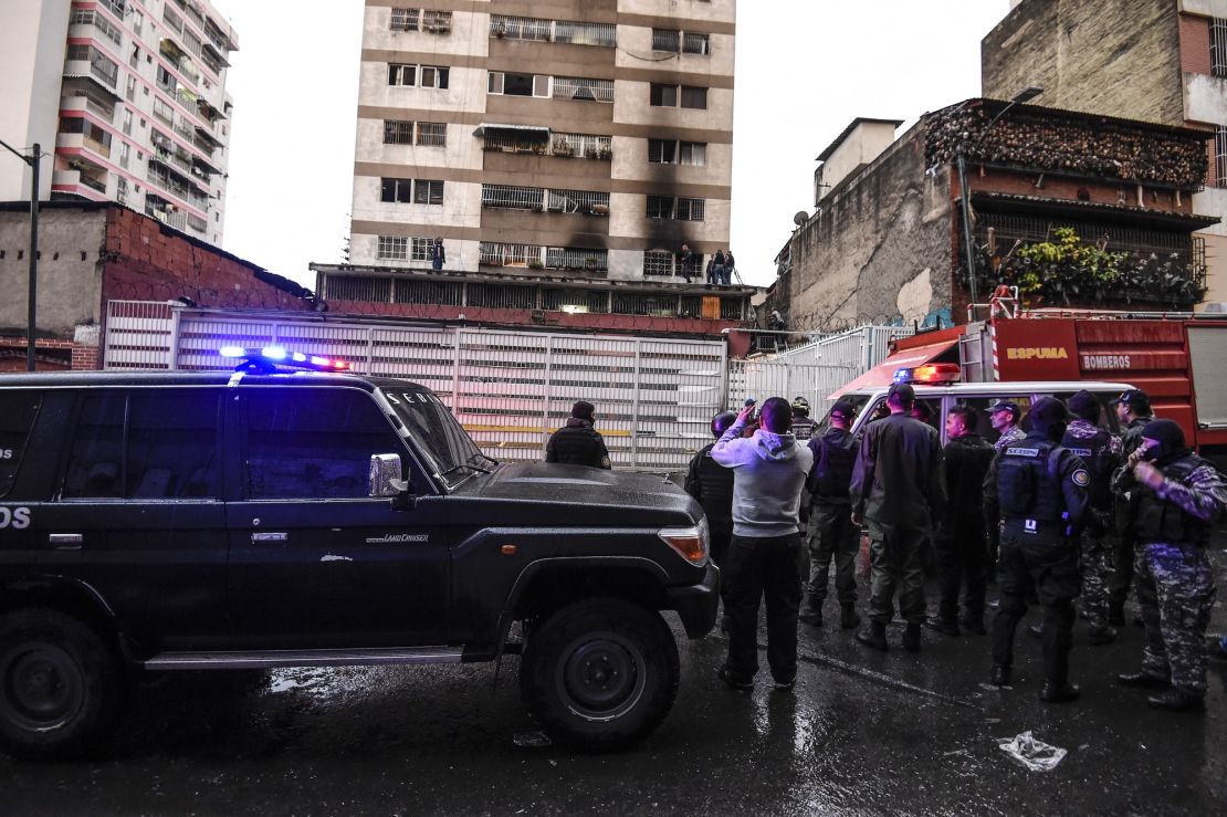 Security forces check a nearby building after an explosive-laden drone detonated during a speech by Venezuelan President Nicolas Maduro in Caracas on August 4, 2018.