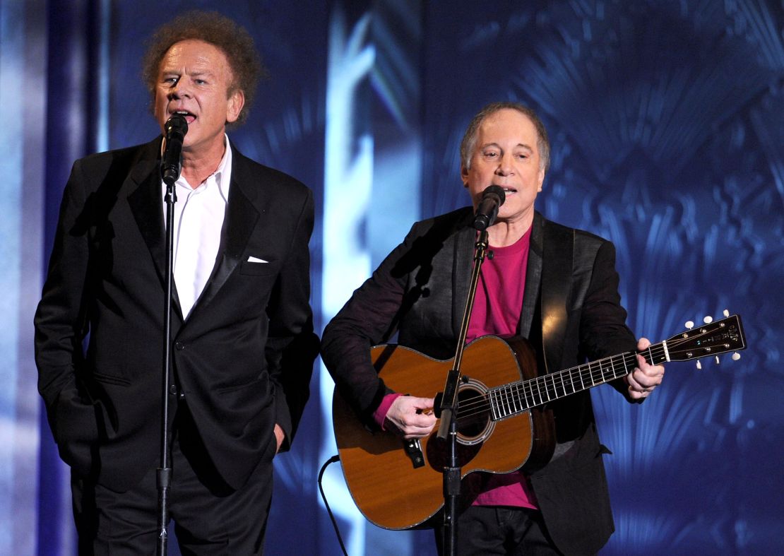 (Dari kiri) Art Garfunkel dan Paul Simon dari Simon & Garfunkel tampil di Culver City pada tahun 2010.