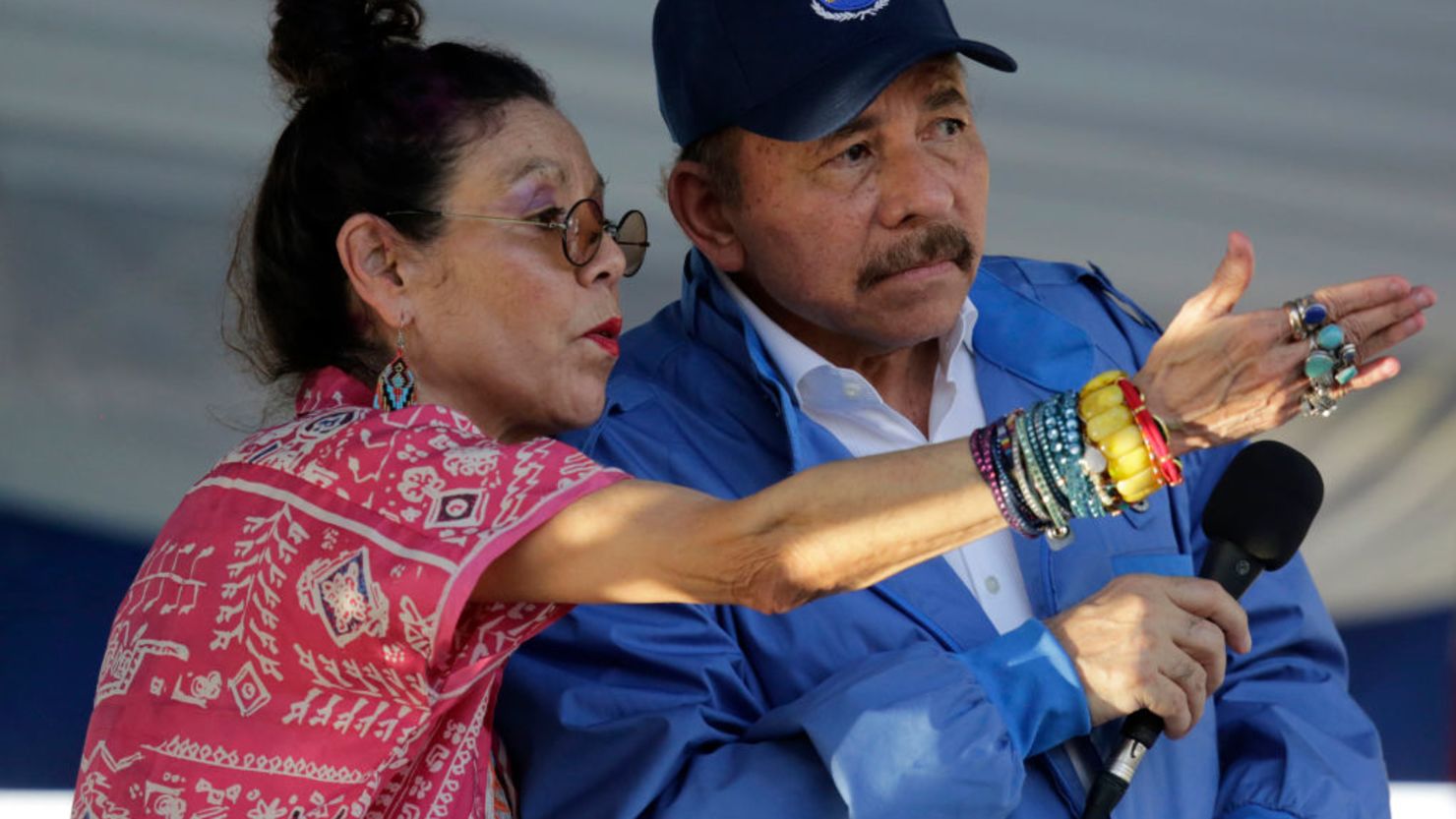 La vicepresidenta de Nicaragua, Rosario Murillo, junto a su esposo, el presidente de Nicaragua, Daniel Ortega, durante un mitin que marca el 40º aniversario de la toma del Palacio Nacional por parte de los guerrilleros sandinistas antes del triunfo de la revolución, en Managua el 22 de agosto de 2018.