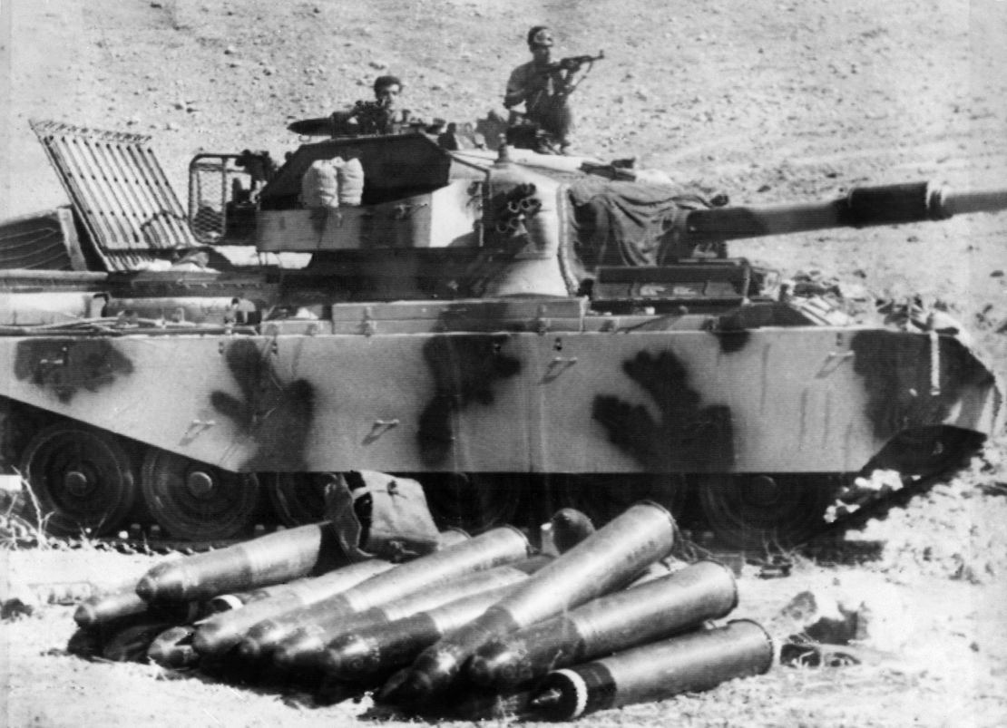 Um tanque do Exército de Libertação da Palestina se posiciona em 24 de setembro de 1970, durante o combate entre o Exército da Jordânia e a Palestina Fedayeens nos chamados eventos negros de setembro.