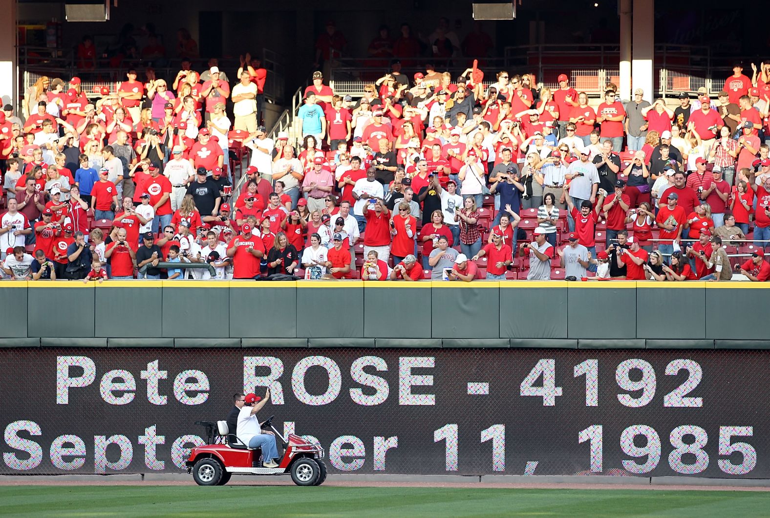 Rose waves to fans in Cincinnati in 2010 as they celebrate the 25th anniversary of the day he broke the major league hits record.