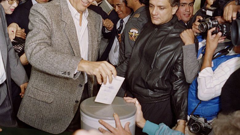 El escritor peruano, candidato presidencial del partido de derecha Frente Democrático, Mario Vargas Llosa, sonríe al emitir su voto en la segunda vuelta electoral el 10 de junio de 1990. Vargas se enfrenta a Alberto Fujimori, de "Cambio90", en esta segunda vuelta.