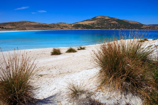 <strong>Local flora and fauna:</strong> Lake Salda is home to 301 plant species, two of which are endemic and grow in the lake basin, as well three endemic fish species, and over 30 water bird species, among more common animals like wild boars and foxes.