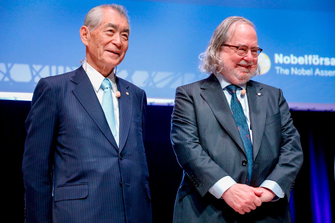 Những người đoạt giải Nobel Y học năm 2018, nhà khoa học Nhật Bản Tasuku Honjo, trái, và nhà khoa học Mỹ James P Allison, đã đặt nền móng cho một loại thuốc ung thư mới.