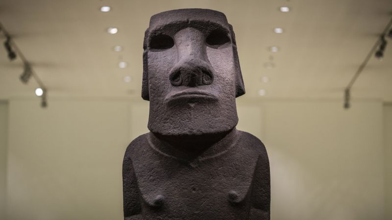 Активисти бомбардират социалните медии на Британския музей с призиви за връщане на статуята на Великденския остров