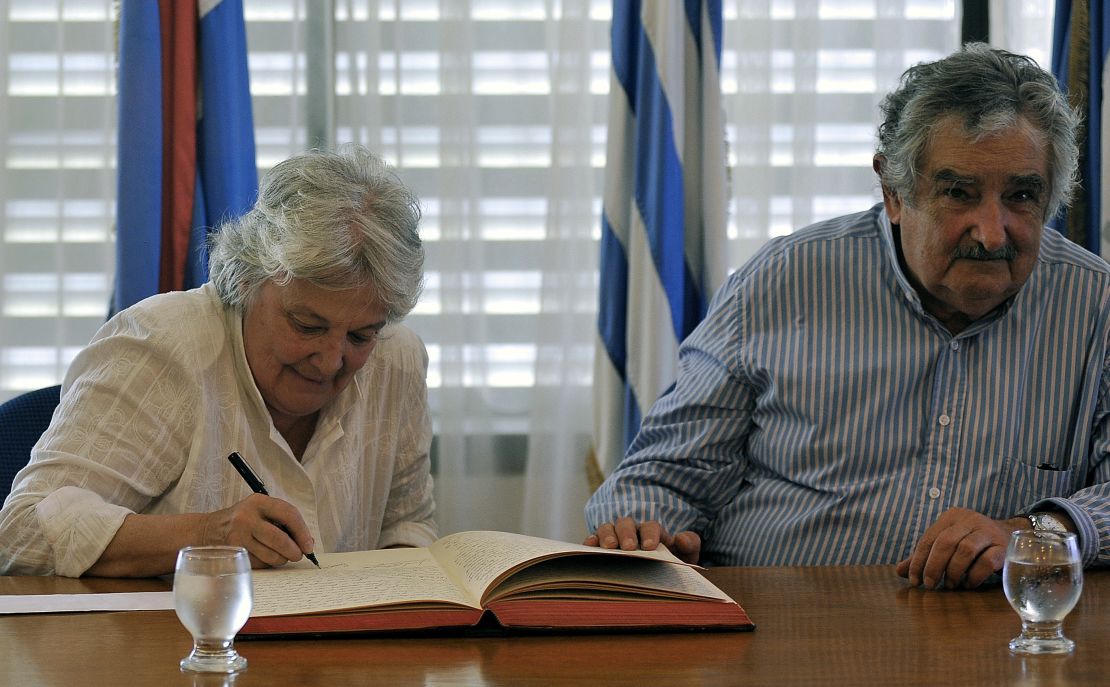 Lucía Topolansky firma el documento para asumir la Presidencia de Uruguay junto a su marido, el presidente José Mujica en noviembre de 2010. Foto: Getty images