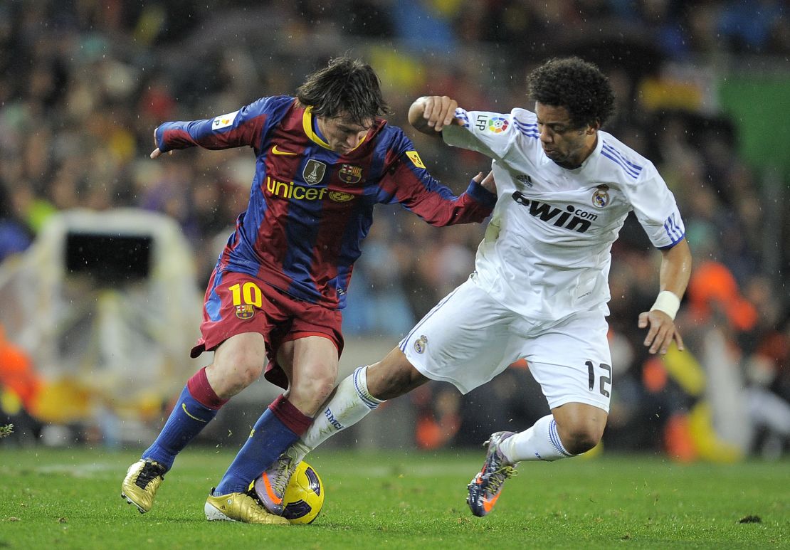 Lionel Messi (izq.) supera a Marcelo Vieira del Real Madrid durante el partido de Liga entre el Barcelona y el Real Madrid en el Camp Nou el 29 de noviembre de 2010 en Barcelona, España.