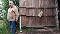 El candidato presidencial del partido Frente Amplio para la segunda vuelta del 29 de noviembre en Uruguay, José Mujica, fotografiado en su granja de Rincón del Cerro, Montevideo, 27 de noviembre de 2009.