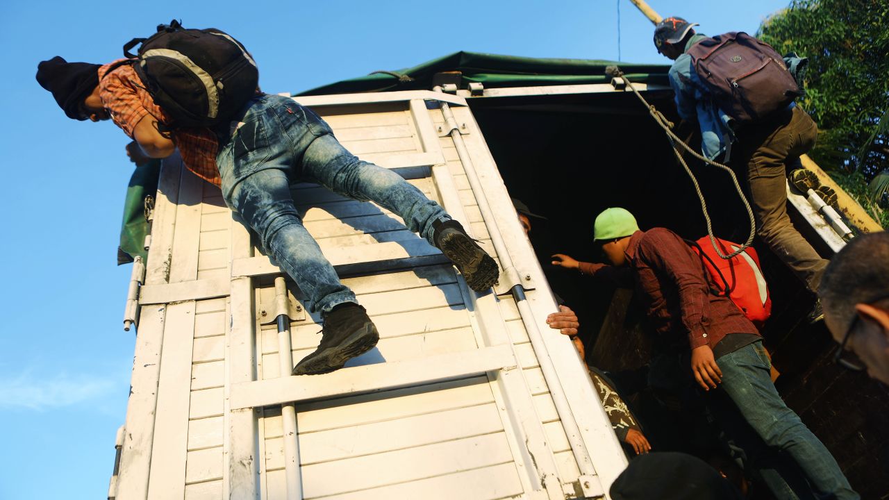 PIJIJIAPAN, MEXICO - JANUARY 21:  People from a caravan of Central American migrants help prepare a truck some were using to travel to the United States, on January 21, 2019 in Pijijiapan, Mexico. Some members of the caravan are in Mexico while others are further behind in Guatemala.  (Photo by Mario Tama/Getty Images)