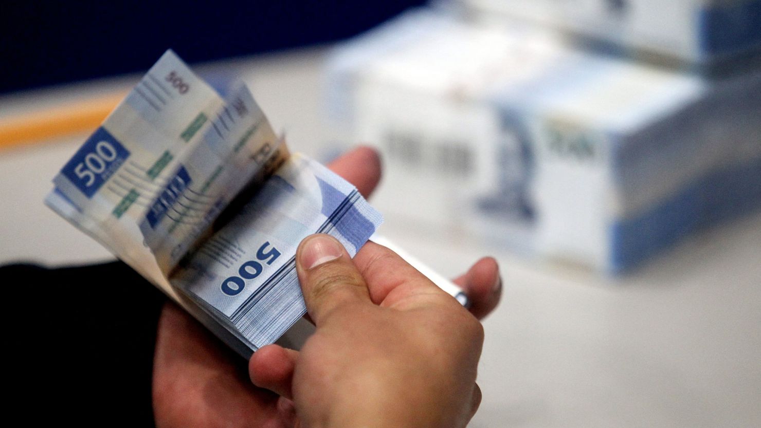 Un empleado controla billetes de 500 pesos mexicanos en una instalación del Banco de México.