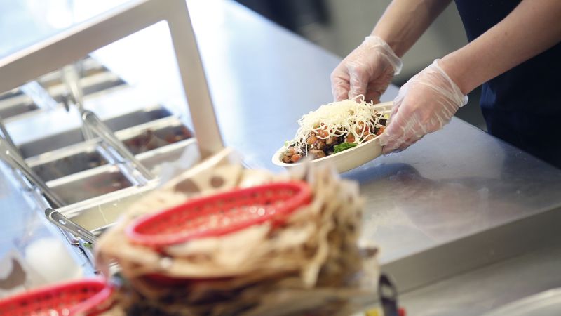 Die Frau, die einen Chipotle-Arbeiter mit einer Schüssel Essen beworfen hatte, wurde zu zwei Monaten Arbeit in einem Fast-Food-Restaurant verurteilt