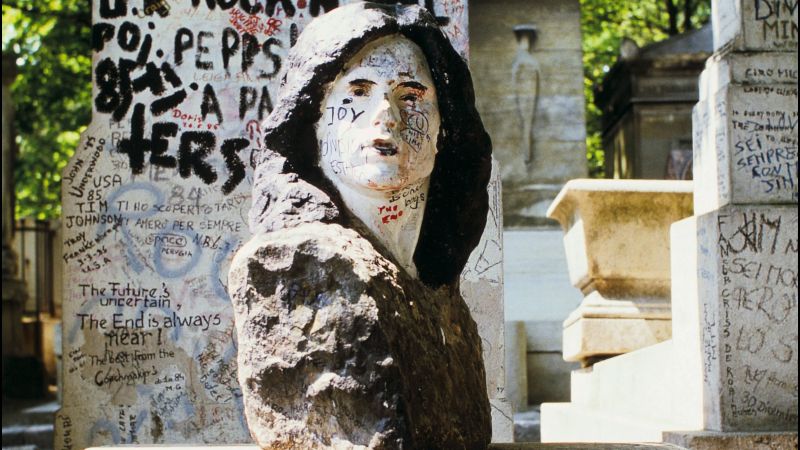 Откраднатият гробен бюст на Джим Морисън, намерен след 37 години 