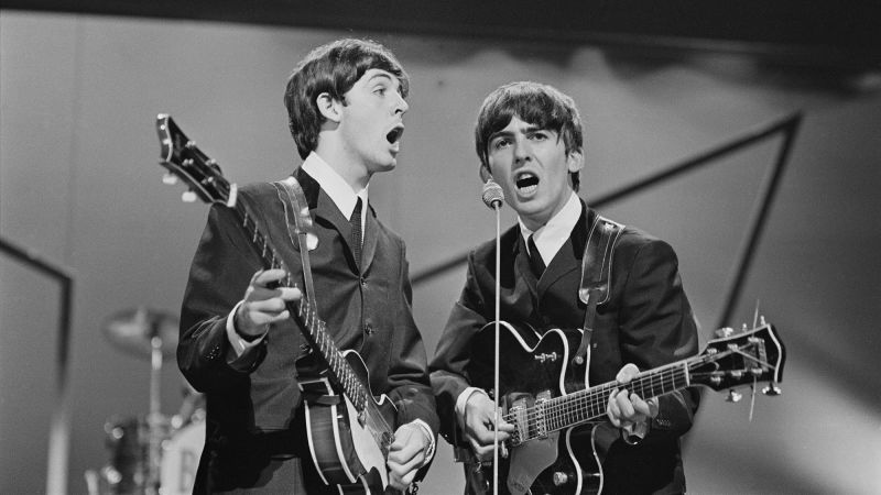 Paul McCartney đã đoàn tụ với cây đàn guitar bị đánh cắp đã “khởi đầu Beatlemania” sau 50 năm