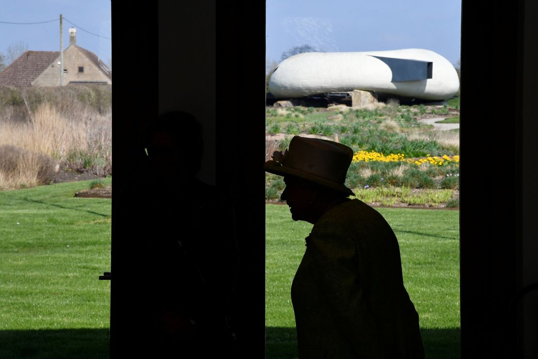 Smijan Radíc's 2014 pavilion now lives in Bruton, Somerset at the Hauser & Wirth gallery. Pictured is a visit from the late Queen Elizabeth in 2019.