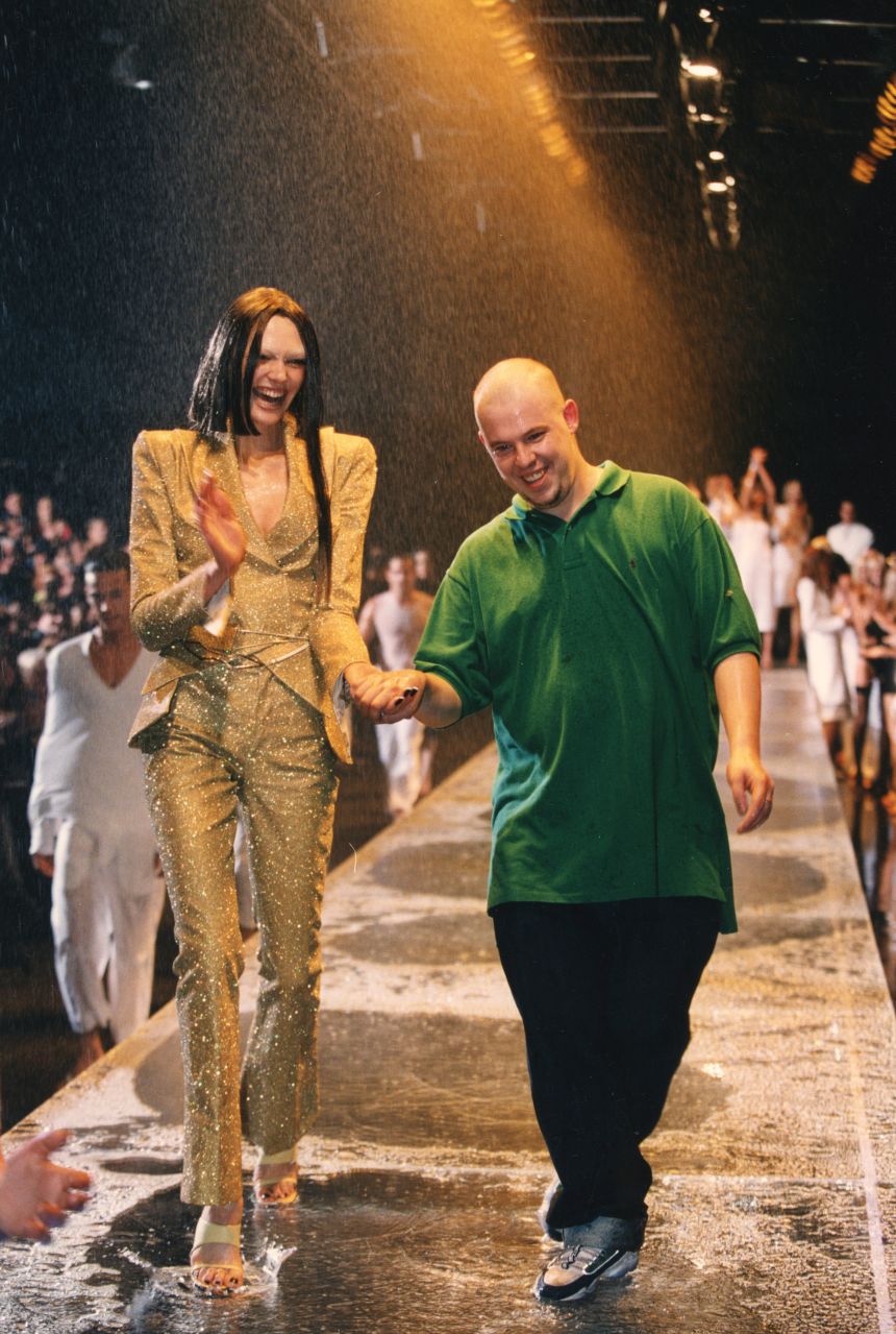 Feu Alexander McQueen lors de l'un de ses spectacles à Londres en 1997.
