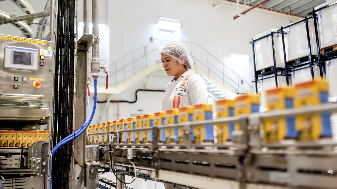 Cartones de Chuckie, una bebida láctea con sabor a chocolate de Nestlé, en la fábrica de la compañía en la provincia de Batangas, Filipinas, el 2 de abril de 2019.