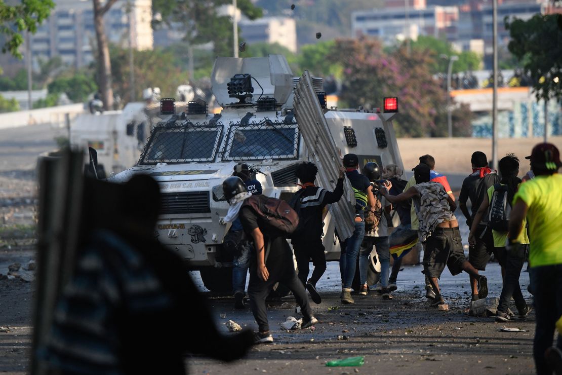 Manifestantes antigubernamentales chocan con las fuerzas de seguridad en Caracas el 1 de mayo de 2019. (Federico Parra/AFP/Getty Images/File)