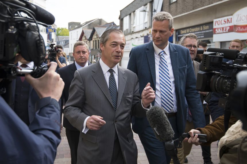 Найджел Фараж, лідер Reform, на фото з Натаном Гіллом у 2019 році.