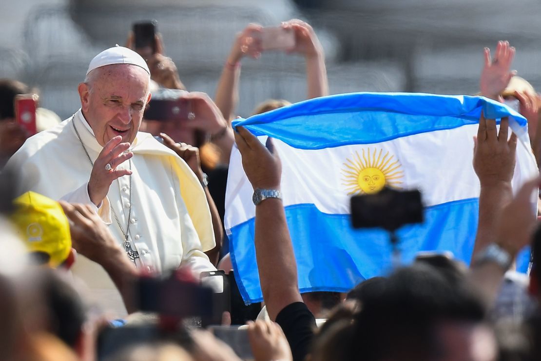 Una persona ondea la bandera de Argentina mientras el papa Francisco llega a la audiencia general el 5 de junio de 2019 en la plaza de San Pedro del Vaticano.