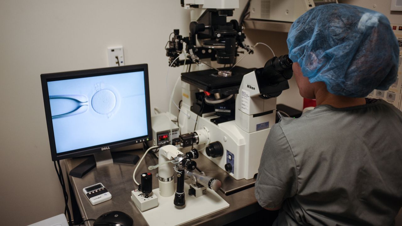 An embryologist is seen at work at the Virginia Center for Reproductive Medicine, in Reston, Virginia on June 12, 2019 - Freezing your eggs, getting pregnant after the age of 50, choosing the baby's sex: when it comes to in-vitro fertilization and other assisted reproduction procedures in the United States, would-be parents are spoilt for choice. This isn't the case in many other countries, including France, which is hoping to pass legislation that would let single women and lesbian couples benefit from these technologies for the first time. (Photo by Ivan Couronne / AFP) / TO GO WITH AFP STORY by Ivan COURONNE, "In US, relaxed IVF laws help would-be parents realize dreams" (Photo by IVAN COURONNE/AFP via Getty Images)