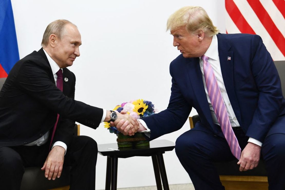 El presidente de EE.UU, Donald Trump, asiste a una reunión con el presidente de Rusia, Vladímir Putin, durante la cumbre del G20 en Osaka, el 28 de junio de 2019.