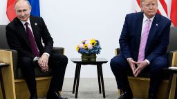 El presidente de Estados Unidos, Donald Trump, asiste a una reunión con el presidente de Rusia, Vladimir Putin, durante la cumbre del G20 en Osaka, el 28 de junio de 2019.