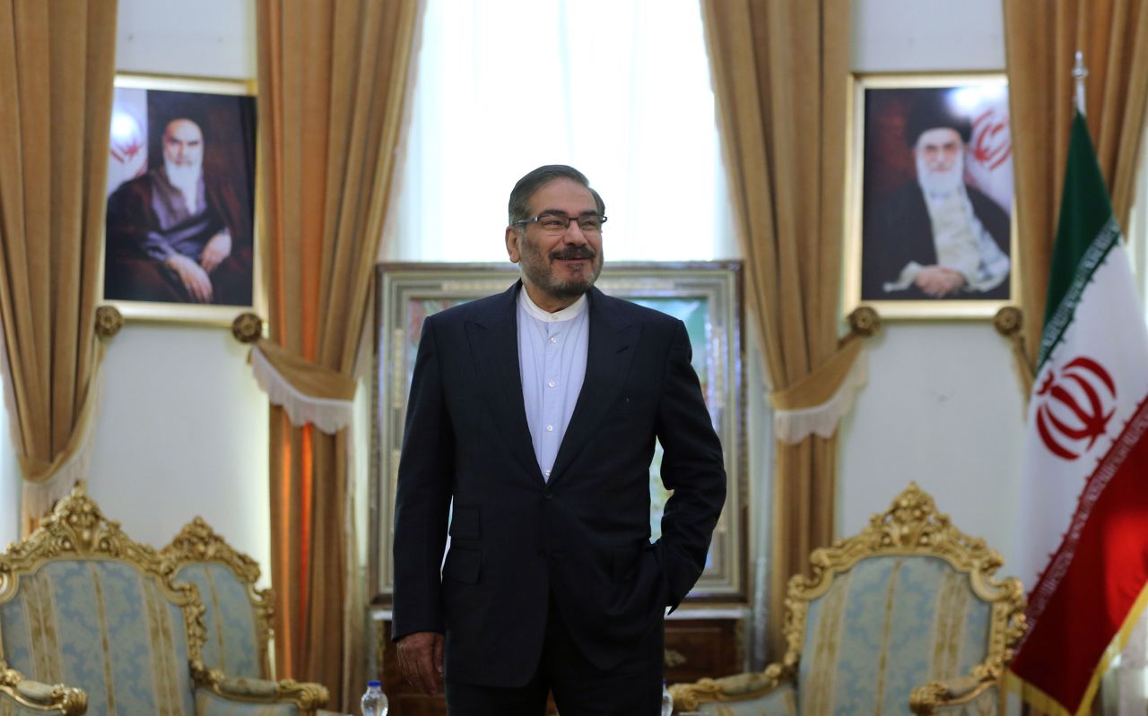 علی شمخانی، دبیر وقت شورای عالی امنیت ملی ایران، در سال ۲۰۱۹ در تهران در نشستی با یک مشاور دیپلماتیک فرانسوی رئیس جمهور فرانسه شرکت می‌کند.