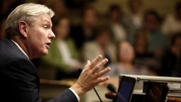 jgholt@startribune.com---- 08 年 10 月 9 日---州流行病学家 Mike Osterholm 周一在州办公大楼与卫生保健公共服务政策和监督委员会就 H1N1 流感准备工作进行了交谈。（照片由 Jerry Holt/Star Tribune 通过 Getty Images 提供）