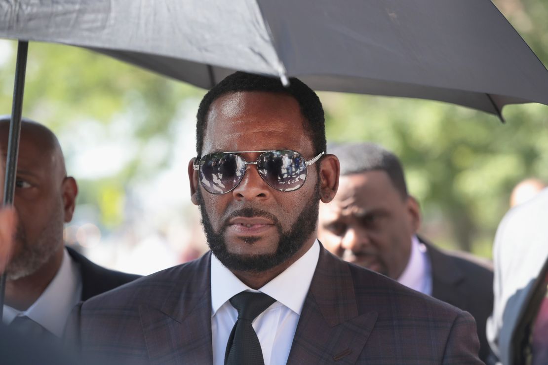 CHICAGO, ILLINOIS - 26 JUNI: Penyanyi R&B R. Kelly meninggalkan Gedung Pengadilan Kriminal Leighton setelah sidang pada 26 Juni 2019 di Chicago, Illinois. Jaksa menyerahkan kepada tim pembela Kelly sebuah DVD yang diduga menunjukkan Kelly berhubungan seks dengan seorang gadis di bawah umur pada tahun 1990an. Kelly telah didakwa dengan berbagai kejahatan seksual yang melibatkan empat wanita, tiga di antaranya masih di bawah umur pada saat dugaan pertemuan tersebut. (Foto oleh Scott Olson/Getty Images)