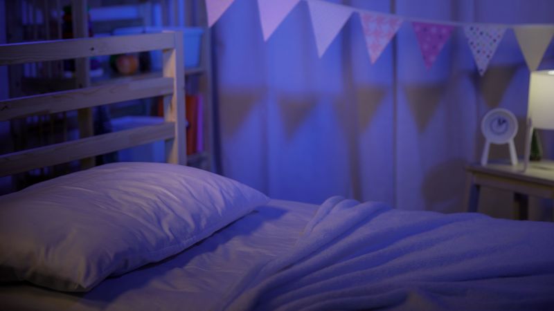 Детегледачка погледна под легло за да успокои притеснено дете че