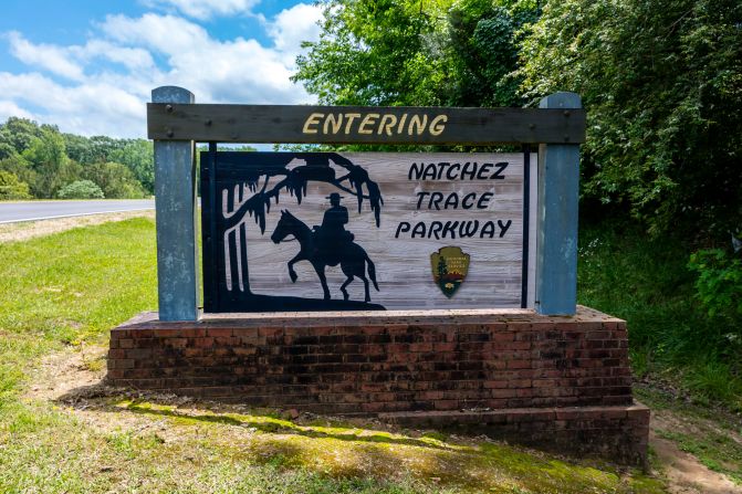 <strong>8. Natchez Trace Parkway:</strong>?This 444-mile ribbon of beauty goes through Mississippi, Alabama and Tennessee.